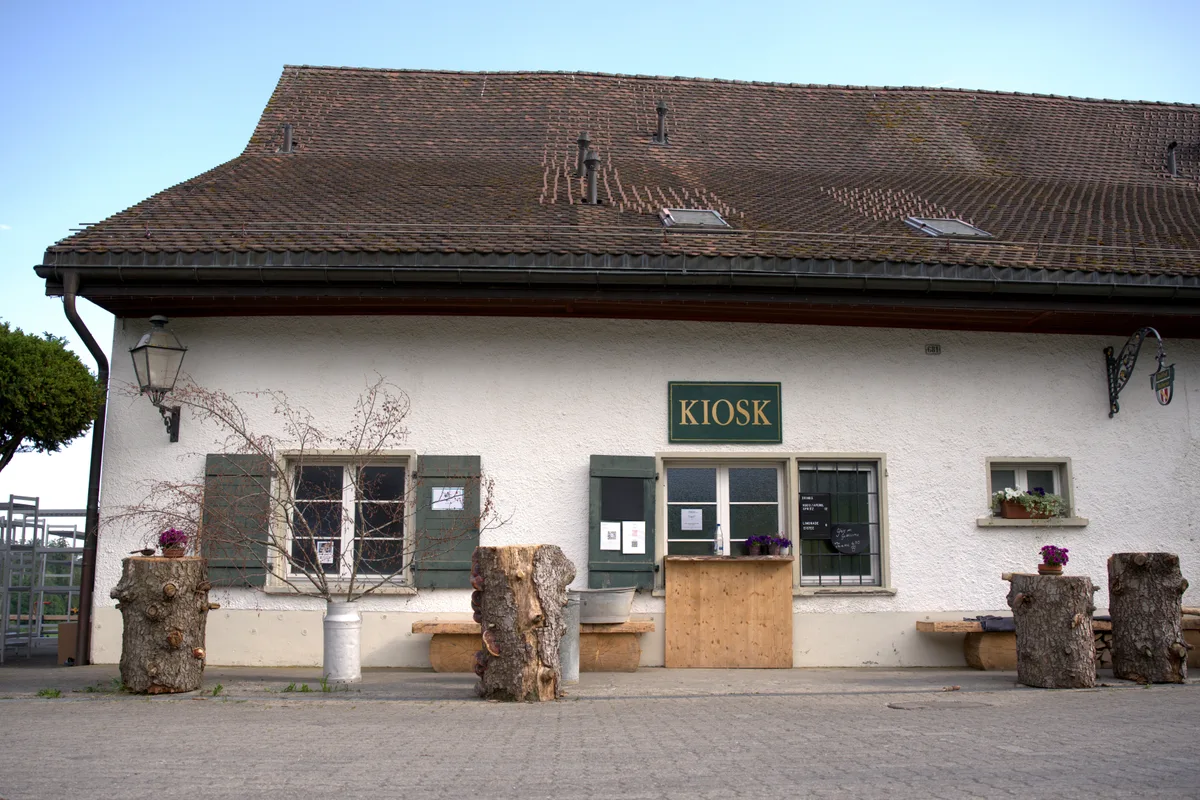 Kostprobe gefällig? Der Kiosk des «Waldhofs Guldenen» hat an ausgewählten Tagen bereits geöffnet. An einer Hausfassade ist ein Schild mit der Aufschrift «Kiosk» montiert.